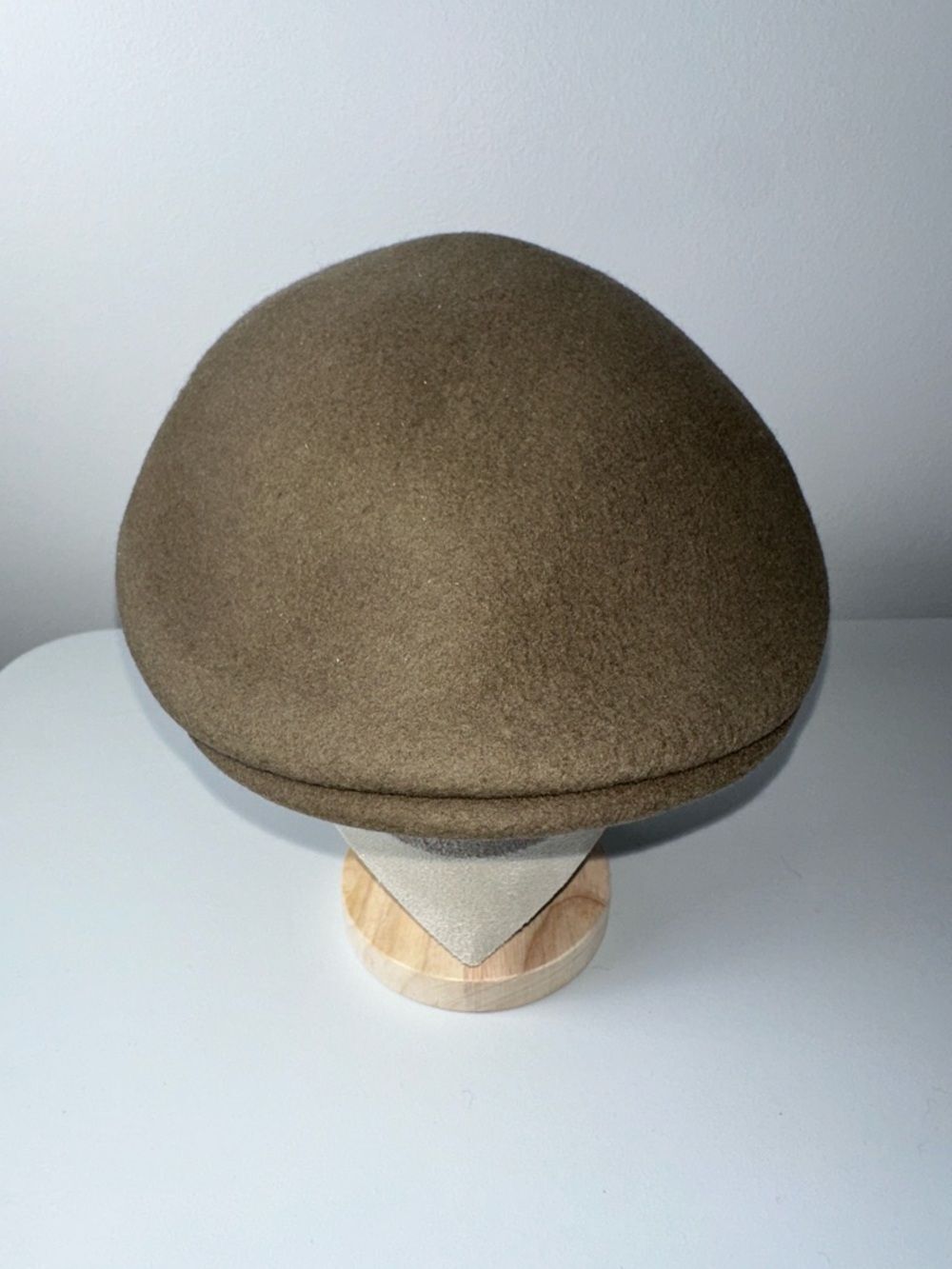 Men’s tan wool felt flat newsboy driver cap